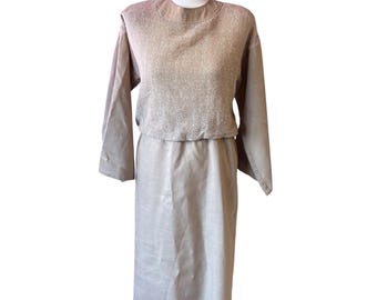 Vestido tejido metalizado en color tostado de Mad Men, de Hubert Latimer, diseñador Dior, vintage