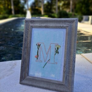 Arte floral personalizado con iniciales de 4 x 6 (marco no incluido)