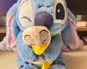 Lindo anime Lilo Stitch con pato de peluche