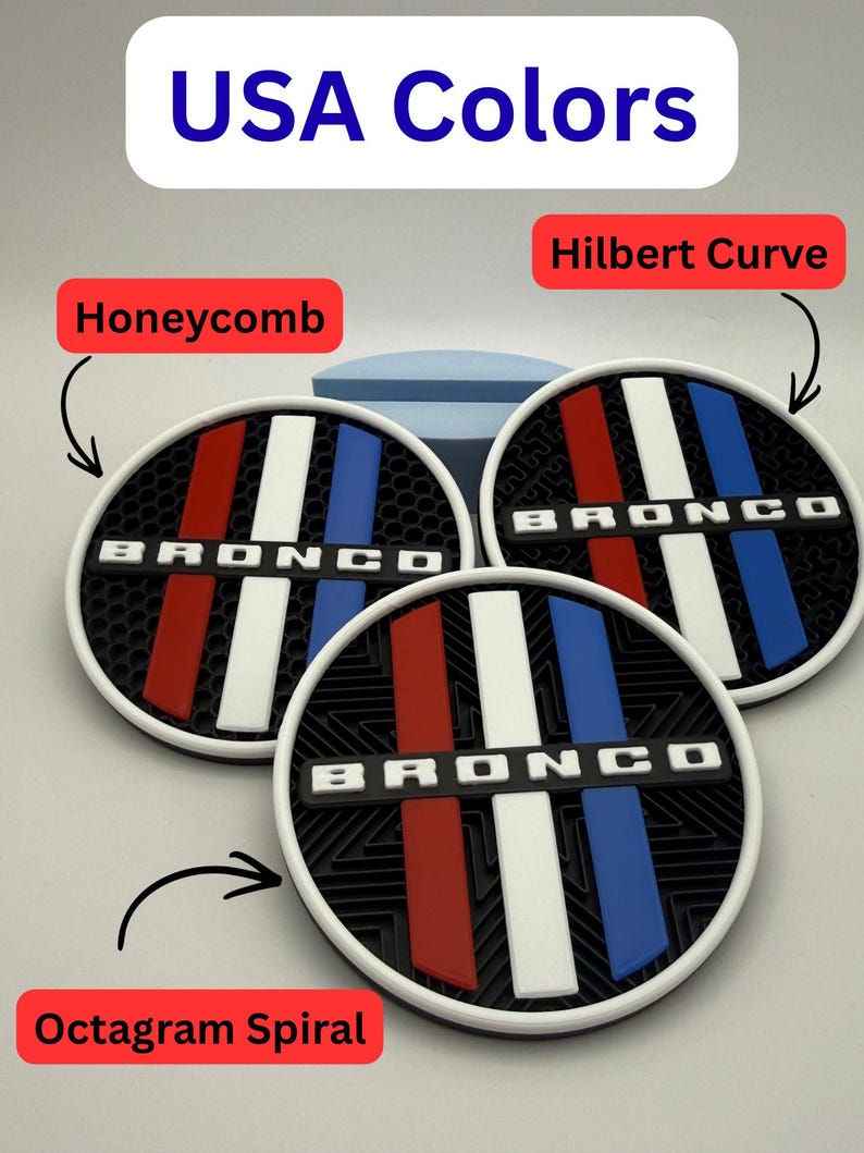 Puede incluir: Tres posavasos circulares con la palabra BRONCO en letras blancas sobre una barra horizontal negra. Los dise&ntilde;os incluyen rayas verticales rojas, blancas y azules sobre patrones de fondo llamados Honeycomb, Hilbert Curve y Octagram Spiral.