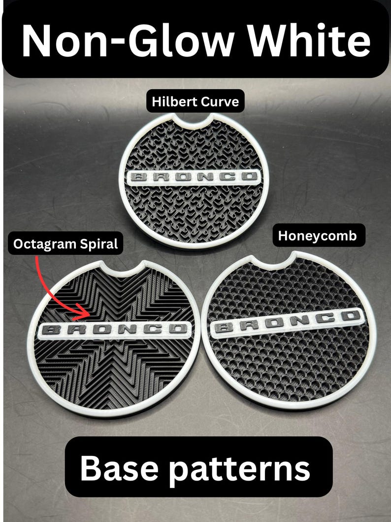 Puede incluir: Tres insertos circulares blancos no luminosos para portavasos de coche con patrones negros. Cada inserto presenta el texto BRONCO en una barra horizontal blanca. Los patrones est&aacute;n etiquetados como Hilbert Curve, Octagram Spiral y Honeycomb.