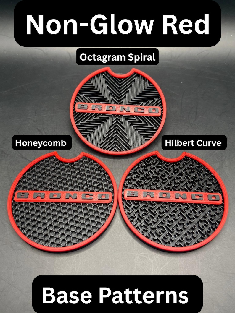 Puede incluir: Tres insertos circulares rojos y negros para portavasos con el texto BRONCO en relieve en cada uno. Los patrones incluyen Octagram Spiral, Honeycomb y Hilbert Curve. El texto Non-Glow Red y Base Patterns es visible en el fondo negro.