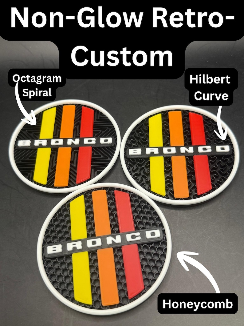 Puede incluir: Tres emblemas circulares personalizados con borde blanco, cada uno con la palabra BRONCO en letras blancas sobre tres franjas verticales en amarillo, naranja y rojo. Los patrones de fondo incluyen una espiral de octagrama, una curva de Hilbert y un panal.