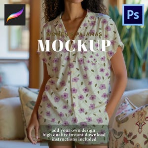 Può includere: Un completo pigiama color crema con un motivo floreale di fiori viola e steli verdi. La parte superiore è abbottonata con una tasca e i pantaloncini hanno un design coordinato. Il testo "WOMEN'S PAJAMAS MOCKUP" è incluso.