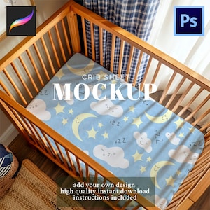 Può includere: Un mockup di lenzuolo per culla con sfondo azzurro chiaro con un motivo di stelle gialle, lune sorridenti e nuvole. Le parole "CRIB SHEET MOCKUP" sono visualizzate sul lenzuolo. L'immagine include anche il testo "add your own design", "high quality instant download" e "instructions included".