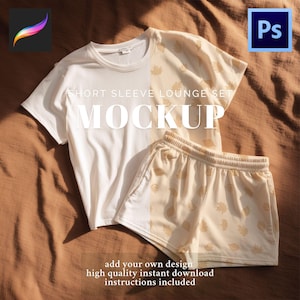 Puede incluir: Maqueta de un conjunto de salón de manga corta blanco y beige. La camiseta y los pantalones cortos están divididos verticalmente, con un lado blanco liso y un lado beige con un estampado de hojas. El texto en la camiseta dice "SHORT SLEEVE LOUNGE SET MOCKUP".