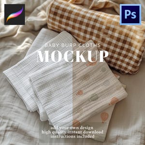 Puede incluir: Una maqueta de gasas para bebés en blanco y crema con un estampado de globos aerostáticos. Una almohada a cuadros marrón y blanco está en el fondo. El texto dice "BABY BURP CLOTHS MOCKUP" y "add your own design high quality instant download instructions included."