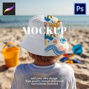 Könnte beinhalten: Ein weißes Kinder-Eimerhut-Mockup mit einem halb-und-halb-Design. Eine Seite ist schlicht weiß, die andere zeigt ein farbenfrohes abstraktes Muster. Der Text auf dem Hut lautet "CHILDREN'S BUCKET HAT MOCKUP". Zusätzlicher Text unten lautet "add your own design high quality instant download instructions included".