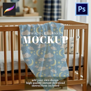 Può includere: Mockup di coperta avvolgente azzurra con un motivo ripetuto di lune, stelle e nuvole gialle. La coperta è drappeggiata su una culla di legno. Il testo sulla coperta recita "SWADDLE BLANKET MOCKUP".