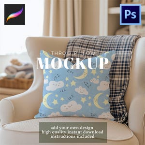 Può includere: Un cuscino blu chiaro con un motivo ripetuto di nuvole sorridenti, lune crescenti e stelle. Il cuscino presenta le scritte "Zzz" e "Mockup". È appoggiato su una sedia bianca, con una coperta a quadri sullo sfondo. È visibile anche la scritta "add your own design".