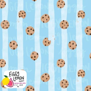 以下が含まれることがあります： 水色の背景に白いストライプと、チョコレートチップクッキーが散りばめられたシームレスパターン。一部のクッキーは食べかけです。左下にはFiggy Lemon Marketのロゴがあります。手描きのデザインです。