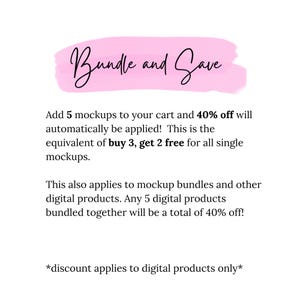 Puede incluir: Gr&aacute;fico con el texto "Bundle and Save" en cursiva sobre un fondo rosa. El texto de abajo explica un descuento: compra 3, obt&eacute;n 2 gratis en productos digitales.