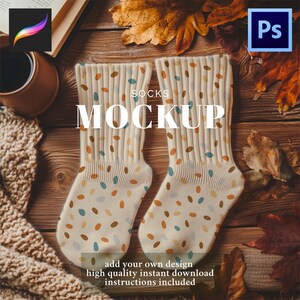 Peut inclure: Deux chaussettes crème avec un motif de petits ovales colorés. Le mot "MOCKUP" est affiché en grandes lettres blanches. Les chaussettes sont posées sur une surface en bois avec des feuilles d'automne.