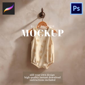 Peut inclure: Maquette de barboteuse pour bébé crème avec un motif de feuilles, suspendue à un cintre en bois. Le texte "BABY ROMPER MOCKUP" est au-dessus de la barboteuse. Le texte en dessous indique "add your own design high quality instant download instructions included."