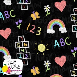 Puede incluir: Patrón sin costuras sobre fondo negro con dibujos coloridos de tiza: corazones, arcoíris, mariposas, flores, números y letras ABC. El diseño incluye una rayuela y un sol.