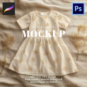 Może przedstawiać: Kremowy mockup sukienki dla dziewczynki z wzorem liści. Sukienka ma krótkie rękawy i rozkloszowaną spódnicę. Na sukience wydrukowano słowa "GIRLS DRESS MOCKUP". Obraz zawiera również tekst "add your own design high quality instant download instructions included".