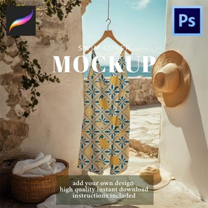 Peut inclure: Maquette de couverture de bain avec un motif de carreaux bleus et citrons, suspendue à un cintre en bois. Le mot « MOCKUP » est affiché en grandes lettres blanches. Le texte « add your own design, high quality instant download, instructions included » est également présent.