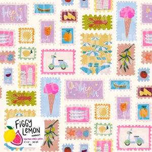 Pode incluir: Padrão sem costura com ilustrações de temática italiana em forma de selos. O design inclui uma Vespa, sorvete e o texto "la dolce vita". Os selos estão em um fundo creme.