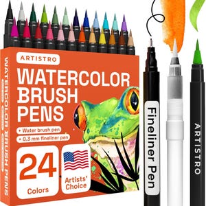 Puede incluir: Un conjunto de 24 rotuladores de pincel de acuarela y dos rotuladores de punta fina. Los rotuladores est&aacute;n dispuestos en una caja con una ilustraci&oacute;n de rana y el texto "ARTISTRO WATERCOLOR BRUSH PENS 24 Colores Elecci&oacute;n del artista".