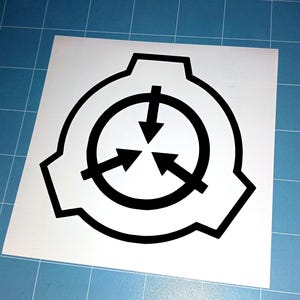 Puede incluir: Una pegatina blanca con el logotipo de la Fundación SCP. El logotipo es un engranaje negro estilizado con tres flechas que apuntan hacia adentro en el centro. El diseño es simple y audaz, con líneas limpias y una estética minimalista.