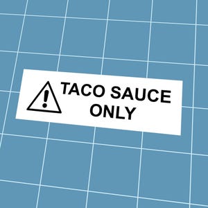 Puede incluir: Un letrero rectangular blanco con texto negro y un triángulo negro con un signo de exclamación. El letrero dice "TACO SAUCE ONLY" sobre un fondo de cuadrícula azul.