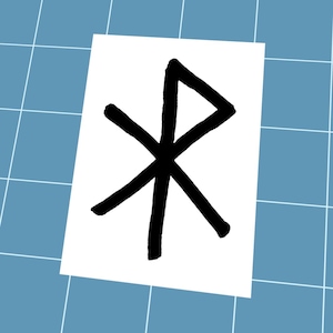 Könnte beinhalten: Ein schwarzes Runensymbol, möglicherweise eine Bindungsrune, ist auf einem weißen rechteckigen Papier zentriert. Das Symbol ist eine Kombination aus geraden Linien, die eine sternartige Form mit einem Dreieck oben bilden. Der Hintergrund ist ein hellblaues Gitter.
