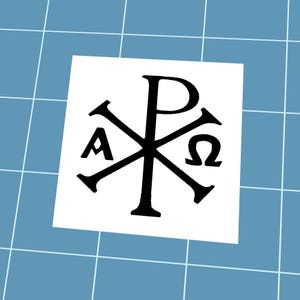 以下が含まれることがあります： 白い正方形に黒いカイ・ローのシンボル、ギリシャ文字のアルファとオメガが添えられています。カイ・ローはキリストを表すギリシャ語の最初の2文字を組み合わせたキリスト教のシンボルです。