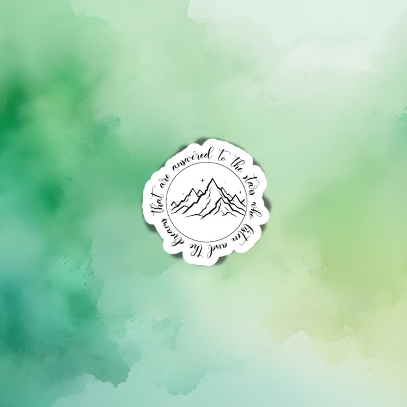 K&ouml;nnte beinhalten: Ein wei&szlig;er Aufkleber mit einer schwarzen Bergkette und Sternen in einem Kreis. Der Text um den Kreis herum lautet "That are answered to the stars and the dreams".