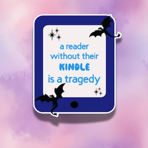 Op de afbeelding: Een blauwe en witte sticker met een Kindle-logo en de tekst "a reader without their KINDLE is a tragedy". De sticker heeft twee zwarte silhouetten van draken aan weerszijden van de tekst.