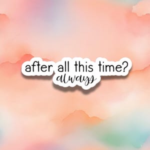Peut inclure: Un autocollant blanc avec l'inscription "after all this time? always" dans une police manuscrite. L'autocollant est posé sur un fond aquarelle aux tons pêche, rose et bleu clair.