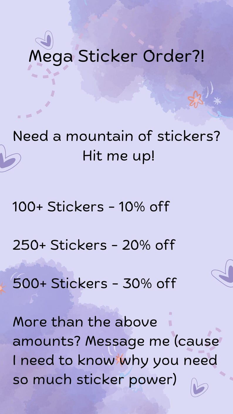 K&ouml;nnte beinhalten: Lila und wei&szlig;es Grafik mit dem Text "Mega Sticker Order?!" und Informationen &uuml;ber Rabatte f&uuml;r Gro&szlig;bestellungen von Stickern. Der Text lautet: "Brauchst du einen Berg von Stickern? Melde dich bei mir! 100+ Sticker - 10% Rabatt 250+ Sticker - 20% Rabatt 500+ Sticker - 30% Rabatt Mehr als die oben genannten Mengen? Schreib mir (weil ich wissen muss, warum du so viel Sticker-Power brauchst)"