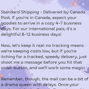 K&ouml;nnte beinhalten: Eine violette und wei&szlig;e Illustration mit einem Comic-Briefkasten und Text, der lautet: "Versandinformationen: Standardversand - Lieferung durch Canada Post. Wenn Sie in Kanada sind, k&ouml;nnen Sie mit einer Lieferung Ihrer Waren innerhalb von 4-7 Werktagen rechnen. F&uuml;r unsere internationalen Freunde sind es angenehme 8-12 Werktage! Jetzt mal ehrlich: Kein Tracking bedeutet, dass wir die Kosten niedrig halten, aber wenn Sie sich nach einer verfolgten, schnellen Lieferung sehnen, schicken Sie mir einfach eine Nachricht, bevor Sie auf den Bestellbutton klicken, und wir zaubern etwas! Denken Sie aber daran, dass die Post manchmal ein bisschen eine Dramaqueen mit Verz&ouml;gerungen sein kann. Sobald Ihr Paket im System von Canada Post ist, ist es wie eine Sendung ins Sommerlager - ausserhalb meiner H&auml;nde!"