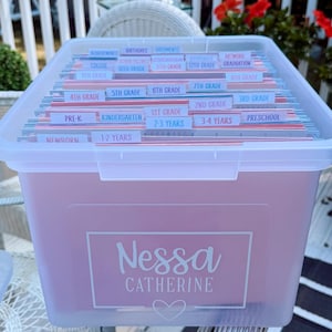 パーソナライズされたマイルストーン+メモリーオーガナイザー、子供用ファイルビン、トートオーガナイザー、学校+ベビーの記念品用オーガナイザー、完全組み立て済み