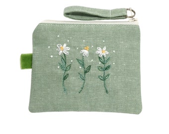 Green daisy linen coin purse. Hand embroidered floral zip pouch.