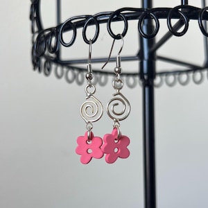 Kolczyki guziki – różowe kwiaty i srebrne zawijasy