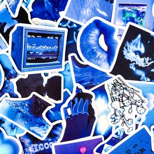 Puede incluir: Una colección de pegatinas azules con varios diseños. Algunas pegatinas presentan una pantalla de ordenador retro que muestra un juego, mientras que otras muestran formas abstractas, flores y manos. Las pegatinas tienen bordes blancos y están dispuestas juntas.