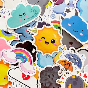Op de afbeelding: Een verzameling kleurrijke, gestanste stickers met cartoonfiguren met een weer-thema. Inclusief lachende zonnen, regenbogen, wolken met verschillende uitdrukkingen en regendruppels. De stickers zijn in verschillende vormen en maten, met een witte rand.
