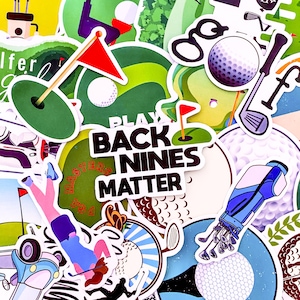 Peut inclure: Un ensemble d'autocollants sur le thème du golf, avec des balles, des drapeaux, des clubs et des golfeurs. Les autocollants sont de différentes couleurs, notamment le vert, le blanc, le rouge et le bleu. Le texte comprend "PLAY BACK NINES MATTER" et "MASTERS PGA".