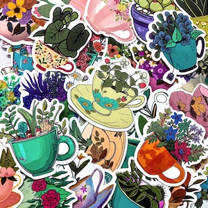 Puede incluir: Una colección de pegatinas coloridas con diseños florales. Las pegatinas representan varias tazas y tazas desbordantes de flores y plantas. La paleta de colores incluye tonos de verde, rosa, naranja y azul, creando una estética vibrante y artística.