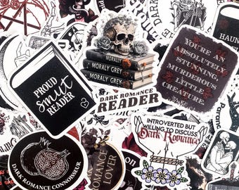 50 pegatinas aleatorias de romance gótico, amor oscuro, calaveras, rosas e impermeables para amantes y fanáticos de la estética oscura.