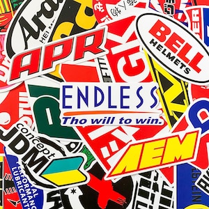 Pode incluir: Uma cole&ccedil;&atilde;o de autocolantes coloridos com v&aacute;rios log&oacute;tipos e texto. Os autocolantes proeminentes incluem "APR" em vermelho e branco, "ENDLESS Tho will to win," e "BELL HELMETS." Os autocolantes s&atilde;o de v&aacute;rias formas e tamanhos, com um tema de corrida ou autom&oacute;vel.