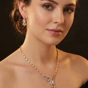 Zestaw naszyjników ślubnych, pozłacany 24-karatowym złotem, kolczyki z kryształami szmaragdowo-rubinowymi