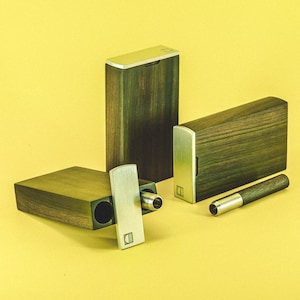 Dugout personalizzato &quot;M1 Woody&quot; di Ukiyohi con tappo in metallo autobloccante e tubo abbinato in legno/titanio. Incisione opzionale su dugout o one-hitter