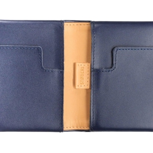 Billetera de cuero premium personalizada WARREN de STØBERI. Diseño minimalista de perfil bajo. Ranura para tirar en el interior. Grabado láser opcional.