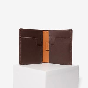 A carteira de couro premium personalizada WARREN da STØBERI. Design minimalista de baixo perfil. Slot para puxar interno. Gravação a laser opcional.