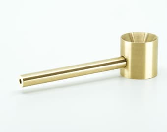 Minimalistische cob-pijp gemaakt van massief schoon messing. Door Ukiyohi. Eenvoudig schoon te maken.