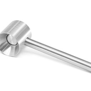 Puede incluir: Una pipa de metal plateado con una cazoleta redonda y una boquilla larga y recta.