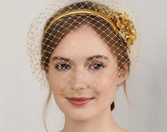 Diadema con velo de jaula dorada, velo facial de red metálica, detalle floral escultural, tocado de novia vintage.