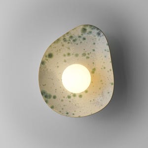 Handgefertigte Keramik Wandleuchte - Weiß mit zart grün gesprenkelter Glasur, glänzende Wandlampe