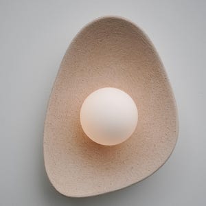 Aplique de pared de cerámica beige hecho a mano, lámpara de cerámica